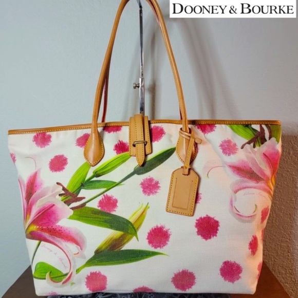 Dooney & Bourke Handbags - Dooney & Bourke Shoulder Bag GUC